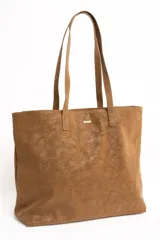 Bolso tipo tote bag de tamaño maxi color suela, confeccionado en material sintético con textura efecto cuero gastado. Cuenta con doble asa de hombro y placa metálica con la inscripción de la marca en la parte frontal.
