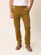Pantalon de pana de corte recto, con cierre de boton y cremallera, bolsillos laterales y traseros.