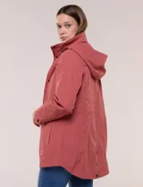 Campera impermeable Gallery color azul marino, con capucha plegable, cierre frontal con solapa de botones a presión, bolsillos y cordón de ajuste en la cintura.