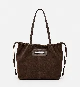 Cartera tipo tote de cuero color marrón, con diseño fruncido en la parte superior y abertura central para llevar en la mano. Presenta una silueta flexible y espaciosa.