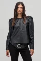 Camisa negra de cuero de oveja con mangas largas abullonadas.