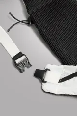 Riñonera deportiva técnica de Zara Athleticz en combinación de colores blanco y negro, con dos compartimentos principales, bolsillos laterales y sistema de sujeción con cordón elástico.