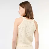 Top de croché color beige con diseño de tejido calado en patrón geométrico y escote halter.