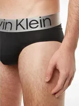 Pack de tres slips Calvin Klein modelo Steel Micro, color negro, confeccionados en microfibra con cinturilla elástica ancha de color gris metalizado con el logo de la marca repetido.