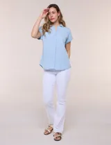 Blusa blanca de algodón y viscosa, con cuello camisero, escote en V y mangas cortas con vuelta.