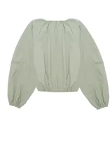 Campera de nylon manga larga en color verde militar, con cuello redondo, cierre frontal de cremallera y diseño fruncido con bajo elástico.