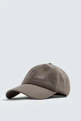 Gorra de seis paneles con visera curva, confeccionada en tejido de algodón con efecto ligeramente lavado. Presenta un ajuste regulable en la parte posterior.