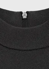 Mono de diseño combinado con parte superior tipo musculosa de cuello alto y parte inferior de pantalón sastrero de corte recto con diseño de raya diplomática y trabillas para cinturón.