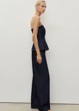 Top palabra de honor de corte peplum y diseño sin mangas, confeccionado en tejido de algodón estilo denim.