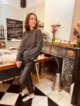 Sweater gris oscuro tejido en boucle, de corte holgado y mangas largas.