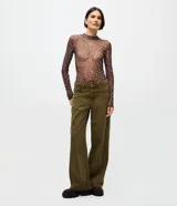 Pantalón femenino de sarga de algodón color verde militar, modelo loose de calce amplio y relajado, cintura baja, presillas para cinturón y cierre frontal con botón y cremallera.