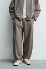 Pantalón jogger balloon fit de hombre, color negro con efecto lavado, confeccionado en algodón con interior afelpado. Cuenta con cintura elástica, bolsillos laterales y detalle de bolsillos traseros.