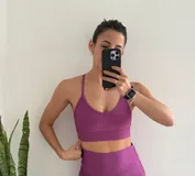 Top deportivo color uva con breteles finos y espalda deportiva. Tejido acanalado. Ideal para actividades de bajo impacto.