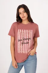 Remera de manga corta color beige, con cuello redondo y diseño al cuerpo. Presenta un estampado frontal multicolor de estilo veraniego con temática marina y detalles con glitter.