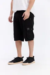 Bermuda cargo azul marino con bolsillos frontales amplios y bolsillos laterales con solapa en las piernas, cintura con pasadores y corte relajado hasta la rodilla.