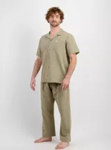 Pantalón O'Neill de corte recto y holgado confeccionado en tela de bambula color oliva, con cintura elástica con cordón ajustable y bolsillos frontales aplicados.
