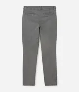 Pantalón slim de sarga lavada para hombre, de corte ajustado y color beige, con bolsillos laterales y traseros, trabillas para cinturón y cierre frontal con botón y cremallera.