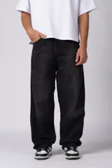 Jean de corte baggy y fit oversize, confeccionado en denim de algodón con efecto lavado en color negro. Presenta una estructura firme, diseño de cinco bolsillos y costuras reforzadas en las rodillas.