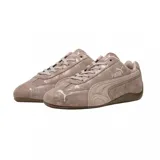 Championes Puma modelo Speedcat Faded Chrome, con diseño de perfil bajo inspirado en el automovilismo. Presentan un acabado desgastado en tonos rosados y marrones, con la icónica franja lateral de Puma y suela de goma delgada.