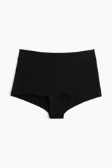 Pack de tres bombachas tipo shortie de algodón, color negro, de tiro alto con refuerzo interior y piernas de corte bajo.