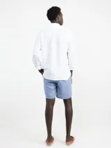 Camisa de hombre marca El Ganso, confeccionada en lino, de corte regular fit, cuello italiano, manga larga con puños simples y logo bordado en el pecho.