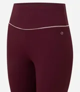 Legging deportiva de tiro alto confeccionada en microfibra acanalada color verde militar, con detalle de vivo en contraste en la cintura.