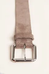 Cinto de gamuza color marrón con hebilla metálica plateada de diseño cuadrado.