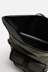 Mochila verde militar con acabado engomado, solapa superior con cierre de hebilla y cremallera, bolsillo frontal con cierre imantado, compartimento interno para laptop de hasta 13 pulgadas, asa de mano superior, correas de hombro ajustables y espalda acolchada. Base de cuero sintético negro.