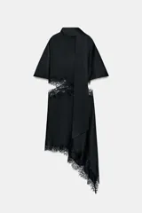 Vestido midi negro satinado con cuello subido, manga corta tipo capa y pañuelo integrado del mismo tejido. Presenta aberturas laterales con aplicación de encaje, diseño asimétrico en el bajo con detalles de encaje y cierre en la espalda con abertura y botones forrados.
