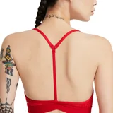 Sostén deportivo Nike Dri-FIT Indy Icon Clash con estampado de pata de gallo en tonos de rojo. Diseño de soporte ligero con espalda deportiva y tirantes regulables.