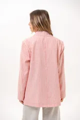 Blazer cruzado de rayas rojas y blancas, con solapas de muesca, bolsillos con solapa en los laterales y cierre de dos botones rojos.