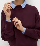 Buzo suéter de tricot con cuello redondo y puños ajustados, de diseño clásico y versátil.