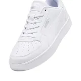 Championes Puma Caven 2.0 unisex, color blanco. Inspirados en el baloncesto de los años 80, combinan comodidad y estilo deportivo retro. Cuentan con tecnología SoftFoam.