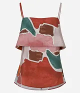 Blusa de breteles finos confeccionada en viscosa, con diseño de superposición en el busto y estampado geométrico multicolor en tonos terracota, verde y beige.