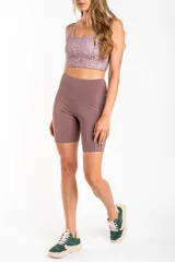 Short tipo biker de tiro alto, confeccionado en tejido técnico elástico de secado rápido, con costuras reforzadas y bolsillos laterales integrados.