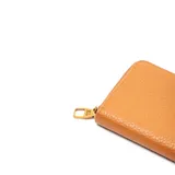 Billetera grande color habano de cuero sintético con cierre perimetral y logo XL grabado en el frente. Incluye monedero interno y múltiples compartimentos para tarjetas.