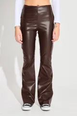 Pantalón marrón de ecocuero, corte semi oxford, tiro alto y cierre lateral.