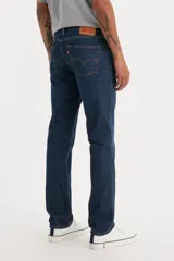 Pantalón de jean azul oscuro, corte slim fit.