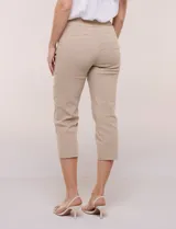 Pantalón capri blanco de estilo sastrero, tiro alto y calce ajustado, con cintura elástica ancha y bolsillos frontales funcionales.