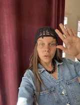 Gorro tipo casquete rojo de crochet con diseño calado.