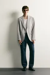 Blazer regular fit azul marino confeccionado en tejido con elasticidad, con cuello de solapas de muesca, cierre frontal con botones y bolsillos con solapa en la cadera.