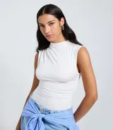 Top sin mangas negro, ajustado al cuerpo, con cuello alto y sutiles drapeados laterales.