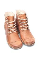 Bota acordonada color marrón de cuero con taco de madera.