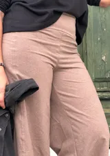 Pantalón tipo palazzo de tiro alto, confeccionado en lycra de algodón. Presenta una faja ancha en la cintura para mayor sostén y bolsillos laterales.