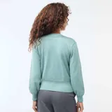 Sweater de punto color verde menta con diseño cruzado tipo cárdigan, escote en V y puños acanalados.