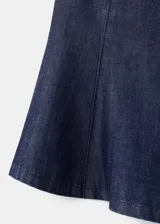 Top sin mangas de efecto denim con cuello redondo y diseño ajustado en la cintura con ligero vuelo en el bajo. Cuenta con cierre de botón en la parte posterior del cuello.
