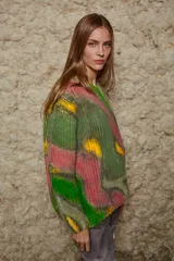 Sweater de lana tejido y pintado a mano en Uruguay, de calce holgado, con cuello a la base y puños.