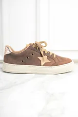 Zapatillas bajas de cuero color marrón con estrella beige en el lateral, cordones color beige y detalle dorado en el talón.