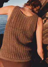 Top de crochet color marrón, sin mangas, con tirantes anchos, escote redondo y diseño recto de punto medio.