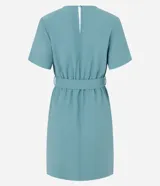 Vestido corto de Marfinno confeccionado en viscosa, con escote en V, mangas cortas y cierre frontal tipo gota. Incluye trabillas y un cinturón de tela ajustable con detalle de abalorios en los extremos.